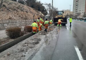 رفع انسداد کانال های معابر سطح حوزه شهرداری منطقه ۲