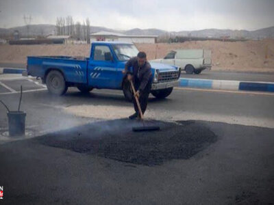 لکه‌گیری آسفالت سه‌راهی زرنق انجام شد
