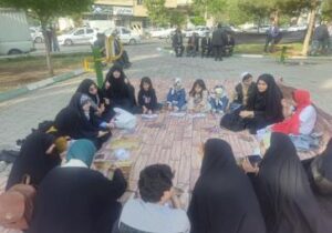 دورهمی شاد کودکان در میدان انقلاب