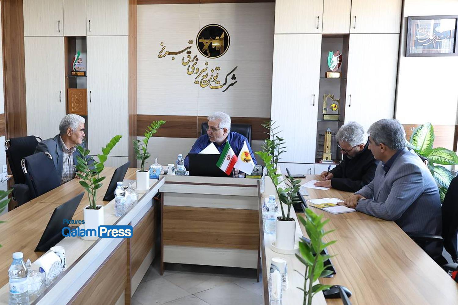 مدیرعامل شرکت توزیع نیروی برق تبریز به‌صورت مستقیم پای صحبت مشترکان نشست