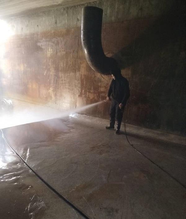 شست و شوی مخزن زون 3 تصفیه خانه آب شهرستان اهر در راستای ارتقای کیفیت آب شرب شست و شوی مخزن زون ۳ تصفیه خانه آب شهرستان اهر در راستای ارتقای کیفیت آب شرب