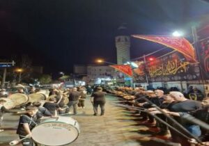 هیئت مکتب القرآن مسجد گازران و شهرداری منطقه ۴ با همراهی سازمان فرهنگی و اجتماعی تبریز، همزمان با ایام سوگواری حضرت اباعبدالله الحسین(ع) مراسم عزاداری "ویژه تاسوعای حسینی" را برگزار کرد: