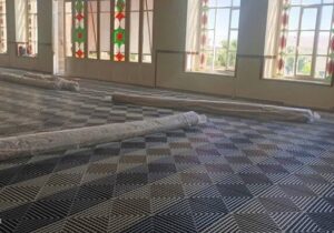 نصب کفپوشهای محافظتی فرشهای تاریخی در تالار تشریفات عمارت ساعت