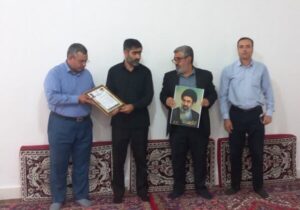 تکریم خانواده شهید محمد رضا قنبری توسط جمعی از معاونان و مدیران شهرداری منطقه ۷ تبریز