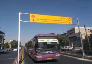 نصب تابلوهای اخطار و آگاهی برای کنترل ورود موتورسواران به مسیر BRT در منطقه ۴ تبریز
