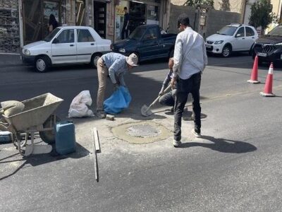 سهولت گذر شهروندان از معابر شهرداری منطقه ۲ با همسطح سازی منهول ها