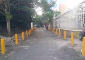 نصب نرده‌های ترافیکی در محدوده پارک هاشمیه برای جلوگیری از توقف خودروها