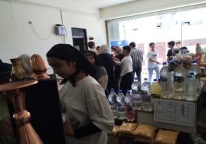 استقبال گردشگران از نمایشگاه دائمی صنایع دستی و سوغات شهریار