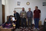 تجلیل مدیران شهرداری منطقه ۷ تبریز از خانواده شهید صمد دریغ آخماقیه