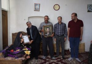 تجلیل مدیران شهرداری منطقه ۷ تبریز از خانواده شهید صمد دریغ آخماقیه