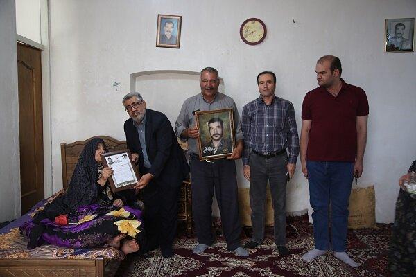تجلیل مدیران شهرداری منطقه ۷ تبریز از خانواده شهید صمد دریغ آخماقیه تجلیل مدیران شهرداری منطقه ۷ تبریز از خانواده شهید صمد دریغ آخماقیه