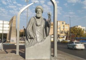 تندیس شهید محراب آیت‌الله مدنی در میدان نماز مرمت و رنگ‌آمیزی شد