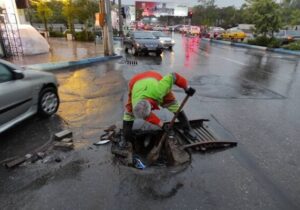 مدیریت بارش‌های رگباری در کوتاه‌ترین زمان ممکن؛ تلاش بی‌وقفه پاکبانان برای هدایت آب‌های سطحی