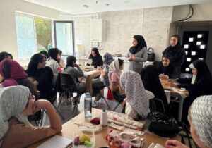 برگزاری کارگاه آموزشی دوخت کیف دستی پارچه‌ ای با رویکرد کاهش تولید پسماند در فرهنگسرای زعفرانیه
