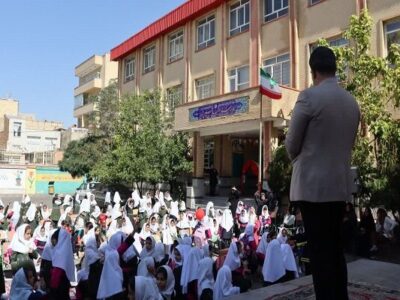 برگزاری جشن هفته دفاع مقدس در مدرسه شهید حسین‌زاده