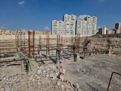 قالببندی تیرهای سقف همکف ساختمان مدیریت بحران منطقه ۷ تبریز در حال اجراست