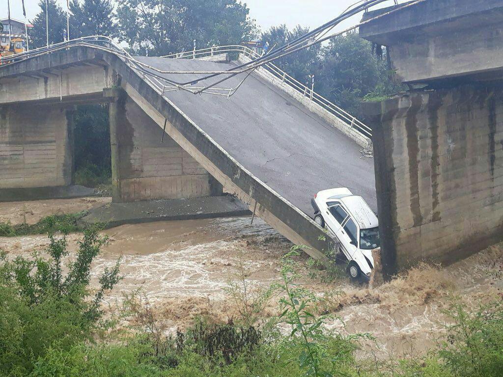 نجات راننده محبوس شده در تخریب پل در گیلان