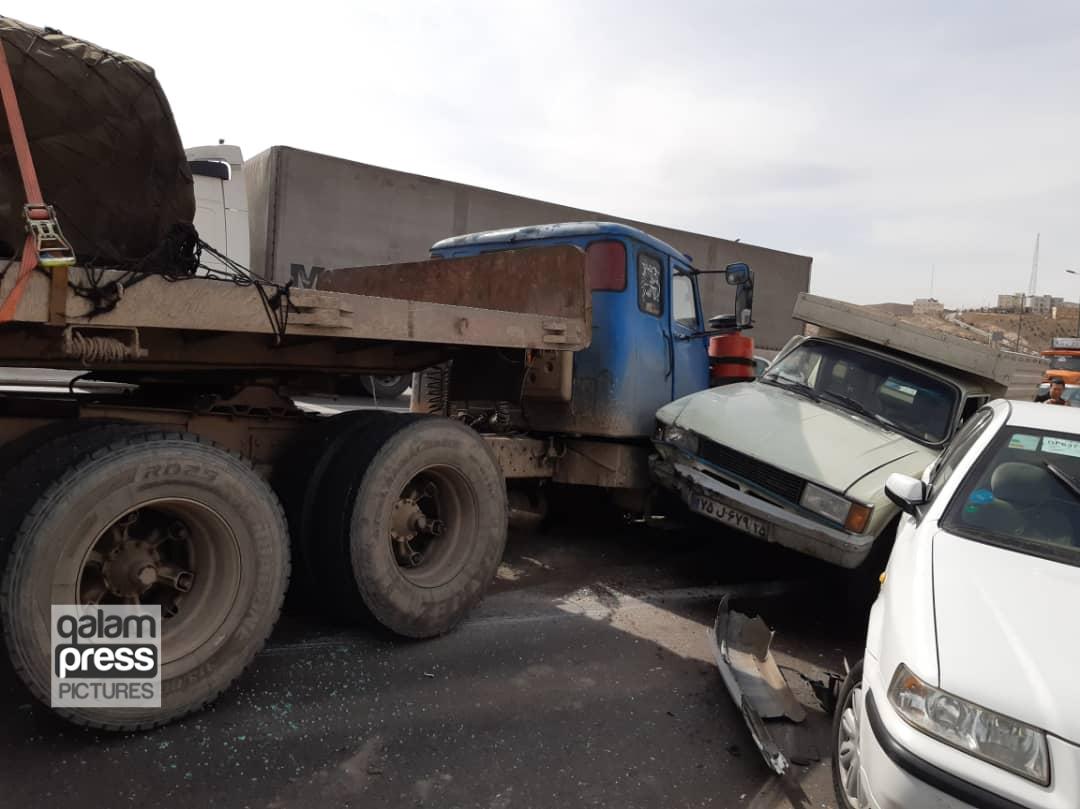 تصادف زنجیره ای در اتوبان کسایی و واژگونی بار تیرآهن نیسان وانت