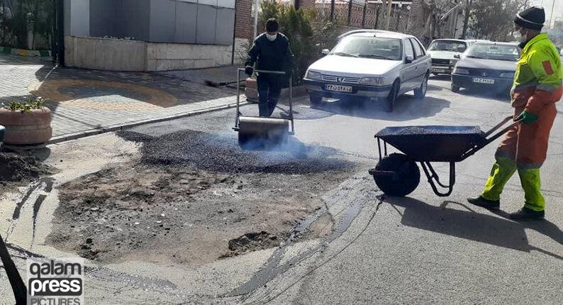 لکه گیری آسفالت و چاله زدایی چند مسیر منطقه ۳ تبریز