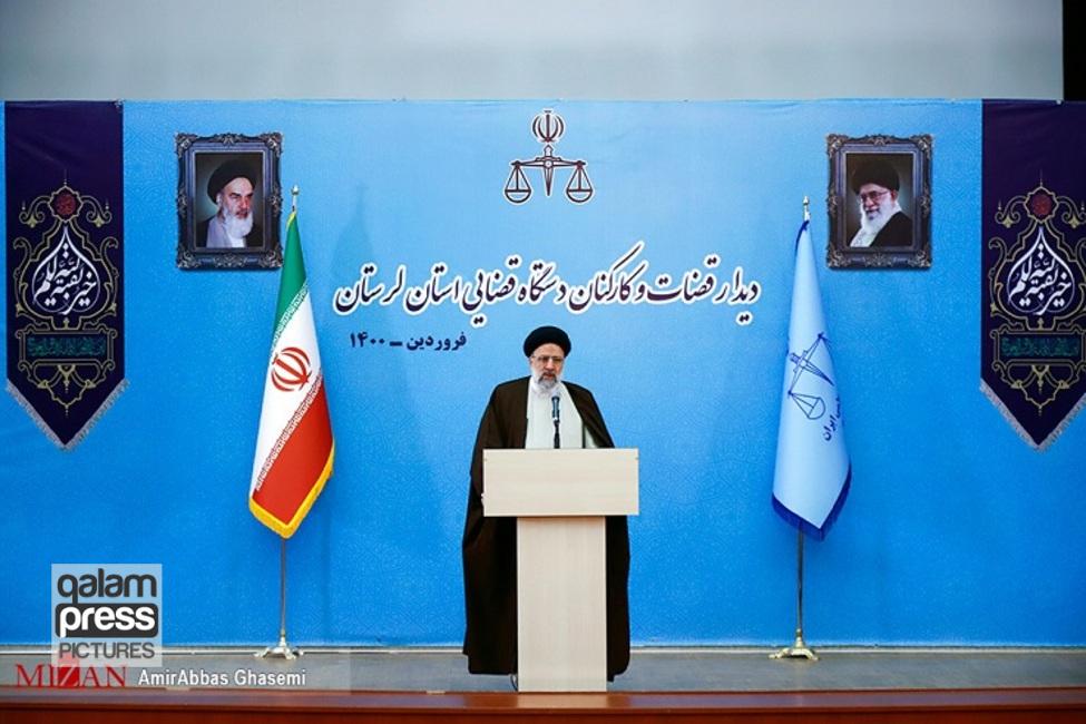 یک قاضی نفوذناپذیر و شجاع در برابر تهدیدات و تطمیعها میایستد و حبّ و بغض او در حکمش دخیل نیست