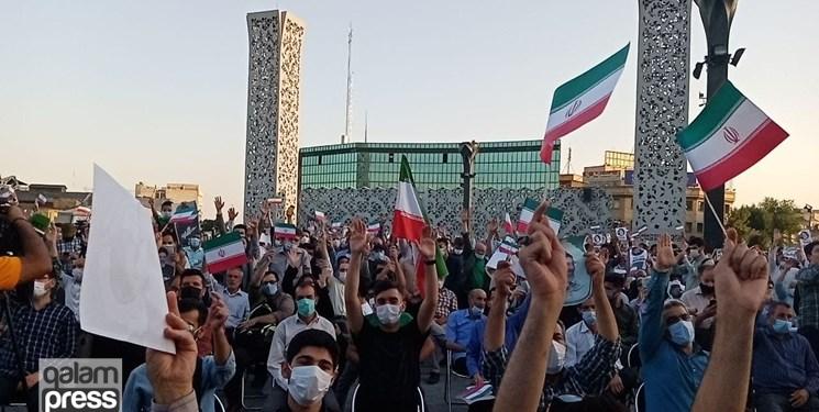 جشن پیروزی هواداران آیت‌الله رئیسی در تهران/ «به کوری بی بی سی، رای ما شد رئیسی»