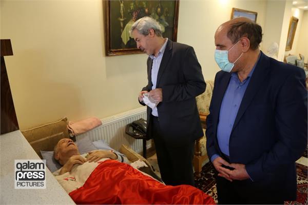 عیادت مدیرکل فرهنگ و ارشاد اسلامی آذربایجانشرقی از هنرمند پیشکسوت انقلاب