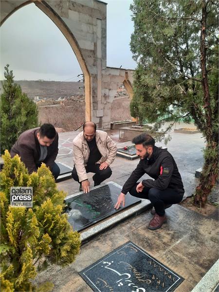 غبارروبی مزار شهدای شهرستان اسکو توسط هنرمندان در روز هنر انقلاب اسلامی