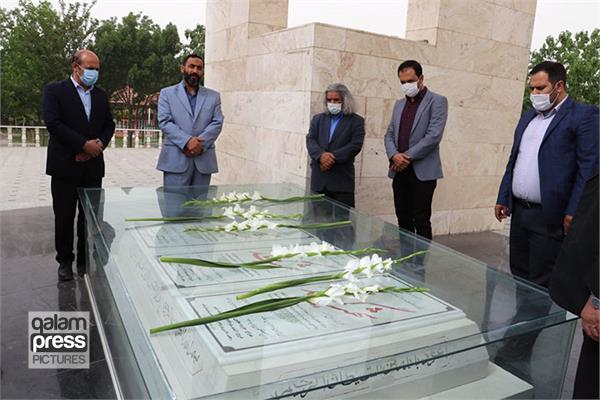 گلباران مزار شهدای گمنام بناب توسط جمعی از هنرمندان بناب