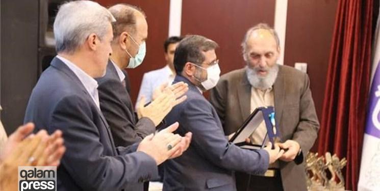 اعطای نشان ویژه "خانبابا معتضدی" توسط وزیر فرهنگ و ارشاد اسلامی به محمود نظرعلیان