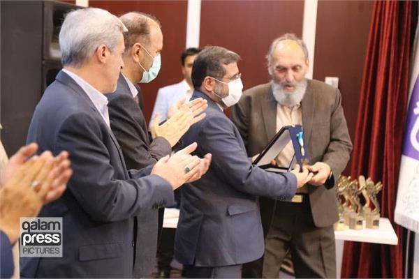 اعطای نشان ویژه "خانبابا معتضدی" توسط وزیر فرهنگ و ارشاد اسلامی به محمود نظرعلیان