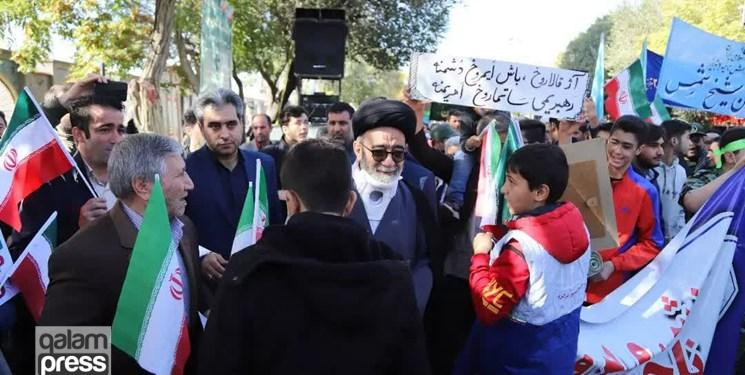 حاشیه های راهپیمایی ۱۳ آبان تبریز/ آژ قالاروخ، باش ایمروخ دشمنه/رهبریمی ساتماروخ اهریمنه