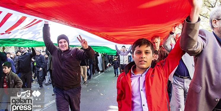 اهتزاز پرچم ملی در حمایت از تیم ملی فوتبال در تبریز/ لباسِ پروازم کفنم !! مرا اما بپیچانید در پرچمِ میهنم ایران !!!