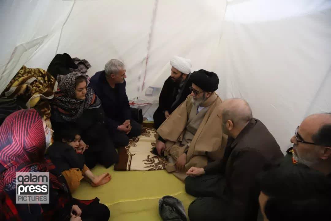 حضور امام جمعه تبریز در مناطق زلزله زده خوی