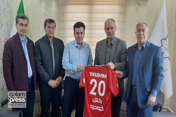 پیراهن شماره ۲۰ تراکتور به شهردار تبریز اهدا شد
