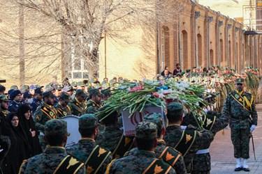 سنگ تمام دانشجویان هنراسلامی تبریز برای لاله سرخ بی‌نشان