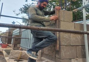 مرمت پایه‌های دیوار عمارت تاریخی ساعت در مراحل پایانی