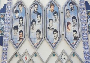 نصب کتیبه سنگی شهدای آذربایجان در میدان راه‌آهن تبریز