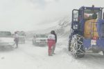 نجات مادر باردار و نوزاد بد حال از میان برف و کولاک در بستانآباد+ فیلم