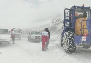نجات مادر باردار و نوزاد بد حال  از میان برف و کولاک در بستان‌آباد+ فیلم
