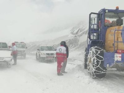 نجات مادر باردار و نوزاد بد حال  از میان برف و کولاک در بستان‌آباد+ فیلم