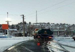 محلول پاشی و برف روبی در معابر فرعی تبریز ادامه دارد/برف روبی معابر شهری در کوتاهترین زمان