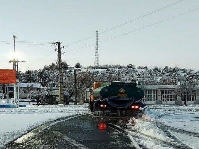 محلول پاشی و برف روبی در معابر فرعی تبریز ادامه دارد/برف روبی معابر شهری در کوتاهترین زمان