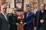 تقدیم نشان یادبود اولین المپیاد ورزشی بانک سپه به سردار فرماندهی سپاه عاشورا