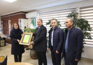 تجلیل مدیرعامل آبفای آذربایجان شرقی از همکار و پژوهشگر جوان برگزیده همایش ملی و بینالمللی بیمه
