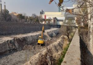 اجرای عملیات خاکبرداری و لاشه چینی در پروژه ساماندهی قوری چای