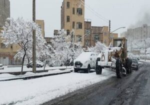 محلول پاشی و برف روبی معابر شرق تبریز توسط شهرداری منطقه ۵