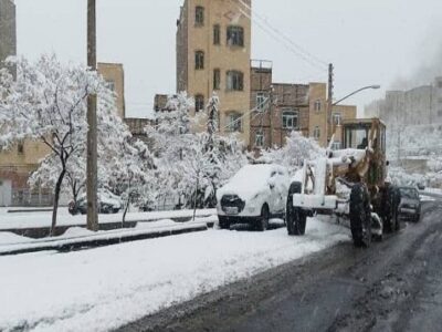 محلول پاشی و برف روبی معابر شرق تبریز توسط شهرداری منطقه ۵