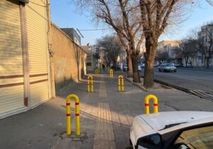 اجرای مرحله چهارم نصب موانع فلزی در مسیرهای پرتردد منطقه یک
