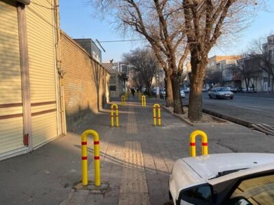 اجرای مرحله چهارم نصب موانع فلزی در مسیرهای پرتردد منطقه یک