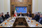 صنعت کفش مزیت نسبی استان است/ اتحادیههای صنفی برای رفع مشکلات راهکار عملی پیشنهاد کنند